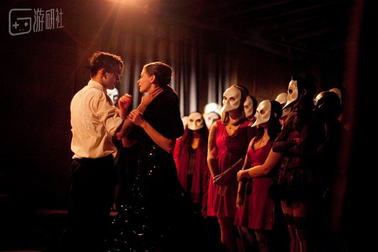 观众都带着白面具簇拥在演员一臂之遥的位置