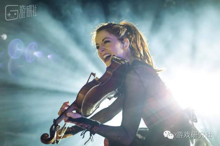 表演中的Lindsey Stirling
