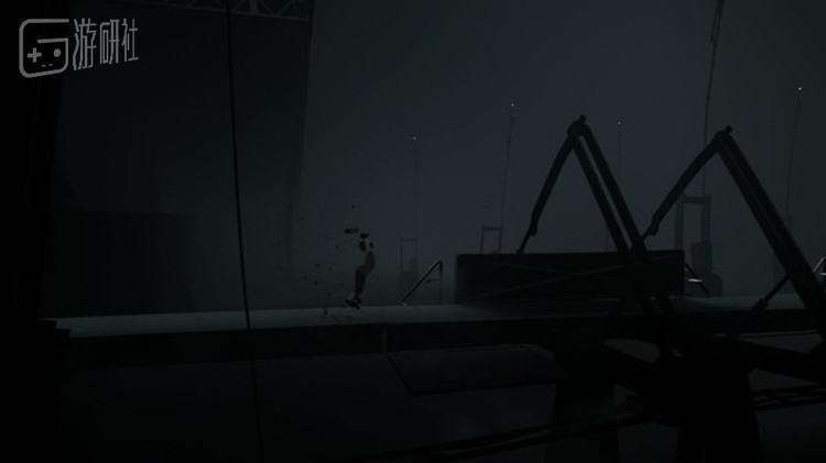 第一次通过冲击波场景时，在几乎没有征兆的情况下，男孩就被冲击波炸成了肉块