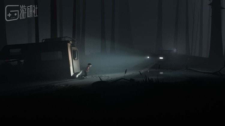 在后有追兵的情况下，男孩突然又被前方杀出的黑衣男击毙