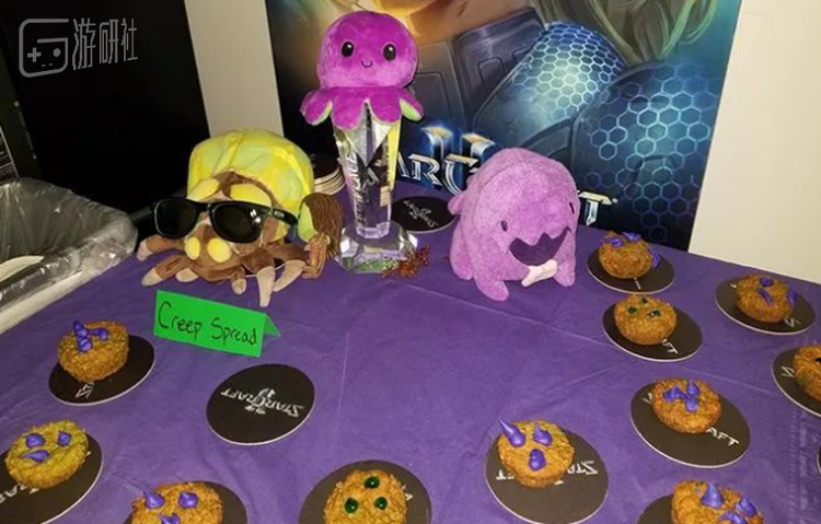 2017年暴雪总部电竞项目组搬进新大楼，内部组织游戏主题“cube crawls”活动曾因惟妙惟肖的道具和奖励引起网友热议。