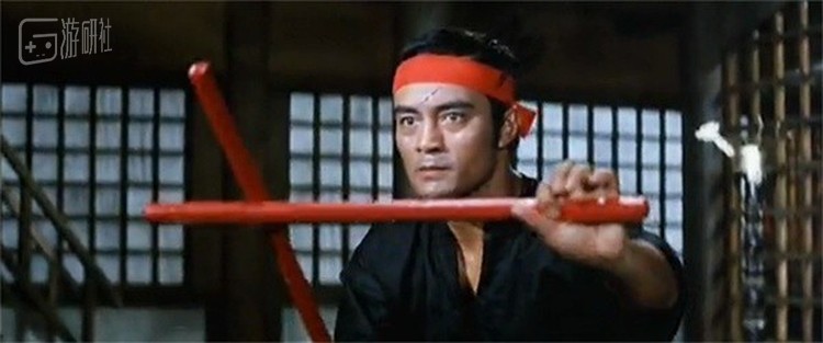 请比较一下游戏封面上被揍的那位仁兄