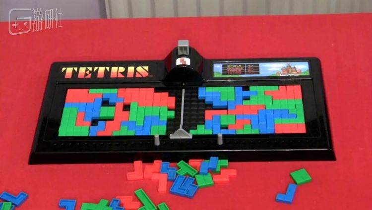 中间的按钮会随机决定下一个方块的形状，然后由两位玩家轮流操作