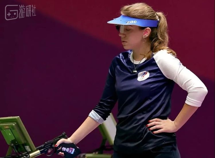 射手维塔琳娜·巴查拉什基娜与她的“猎魔人”徽章