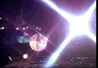 满屏的“洗剪吹”风格，也非常符合喜欢热闹的中国观众的口味