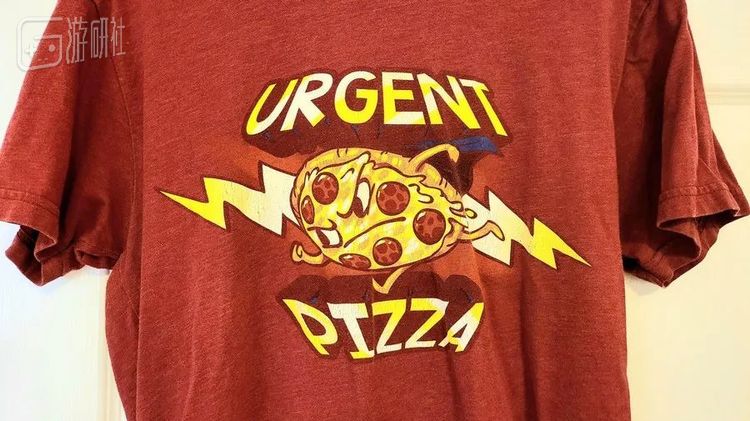 为了纪念“紧急披萨”事件，Twitch还在事情解决后制作了一件印有“Urgent pizza”的T恤发给参与事件的员工