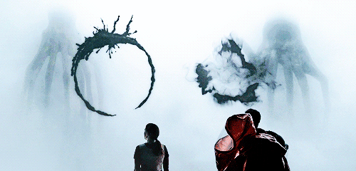 这个视觉呈现方式和《神秘博士》里的虚构语言Gallifreyan十分相似