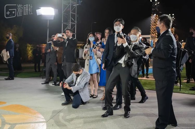 西装革履的日本小伙伴和一袭短裙的油盐小记者