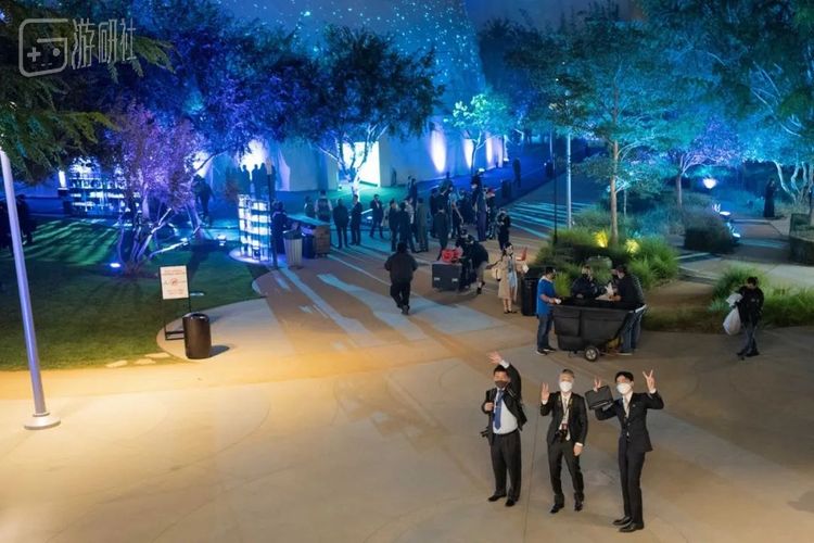 日本小伙伴在球幕影院前与我们告别