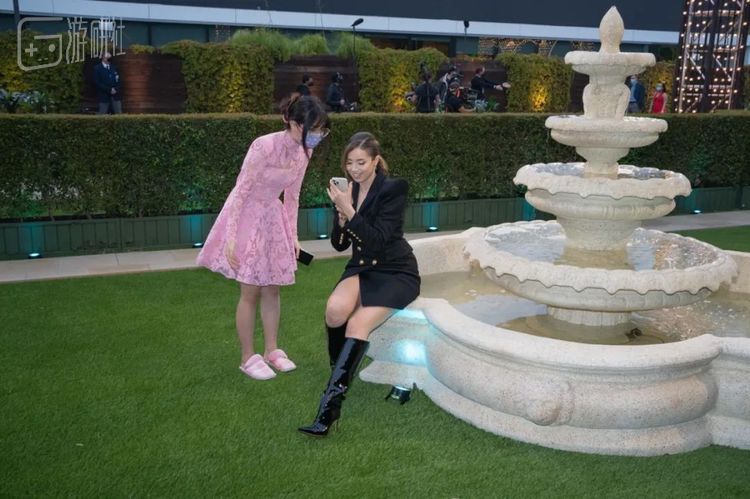 当然如果你是在油管坐拥近三百万粉丝的LilyPichu，也可以穿着棉拖出席