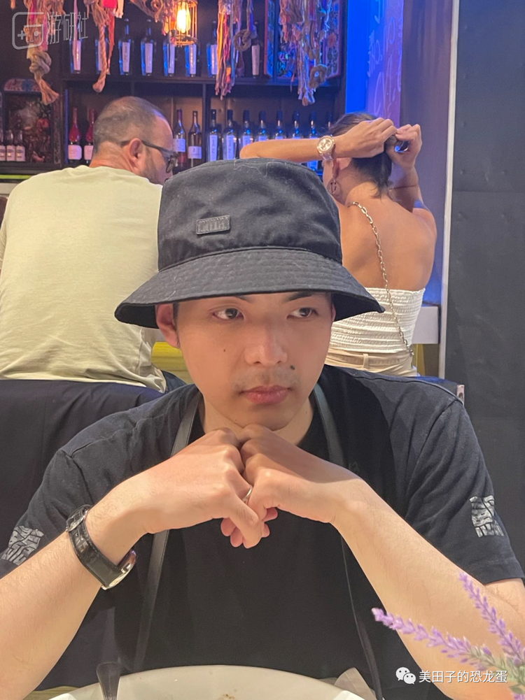 出门吃饭你常心不在焉，脑子里大概率想着Moncage