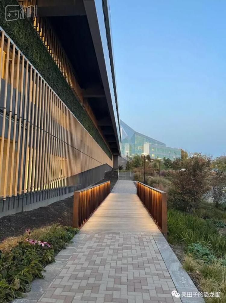 快离开公司之际，冬令时的原因第一次看到公司车库亮灯，很美