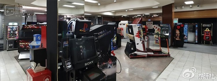 拍卖行展示厅街机角落