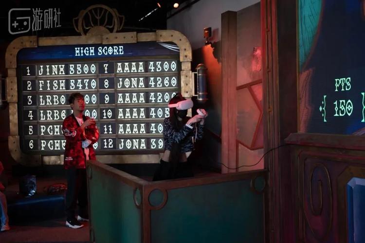 VR打靶的摊位面前永远排着长队