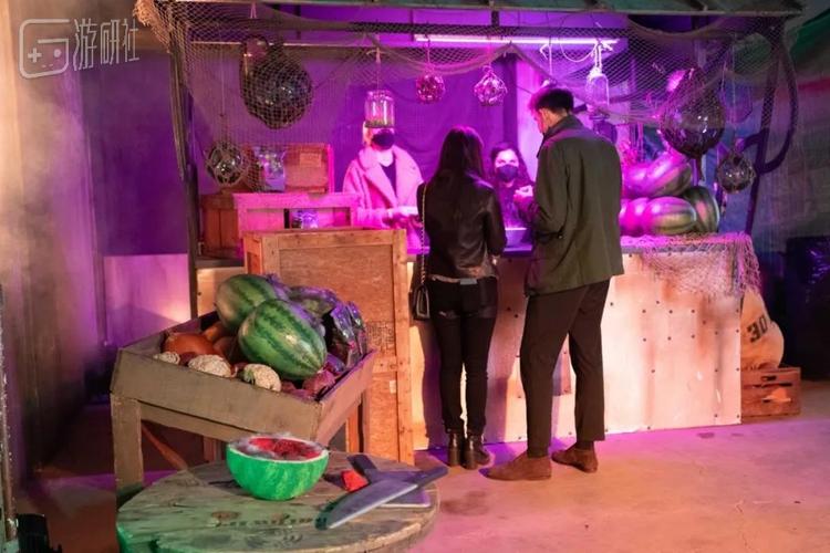 祖安夜市售卖冰镇西瓜口味爆米花的小摊