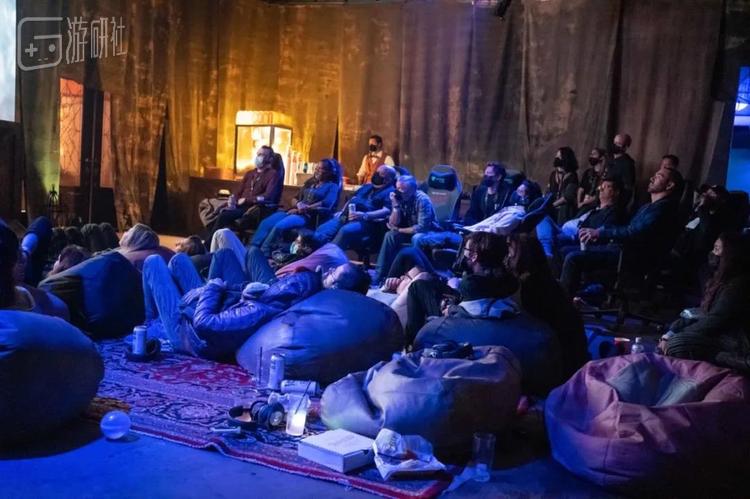 画面右边坐在电竞椅上观影的正是我们之前在首映式上采访过的拳头联合创始人Marc Merrill和首席执行官Nicolo Laurent