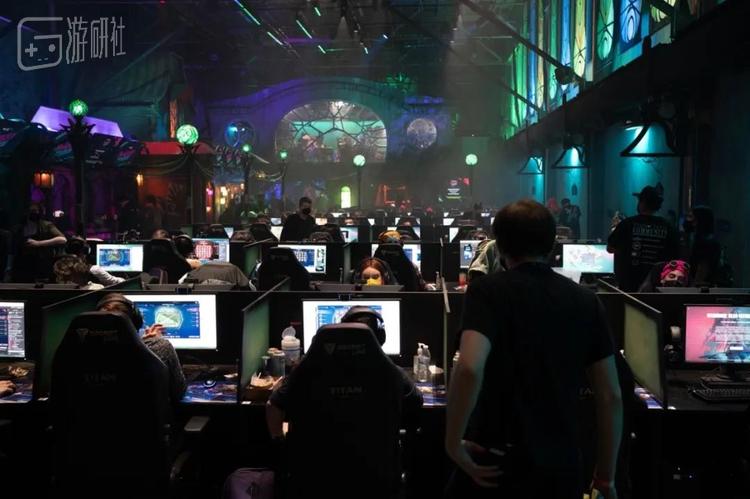 比赛全程在油管和Twitch上直播，二楼依稀可见热火朝天的直播间