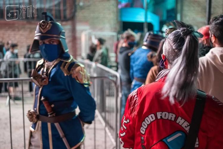 互动观影环节从排队就已经开始了