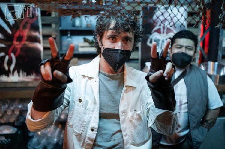 甚至卖咖啡的小哥都神似维克托