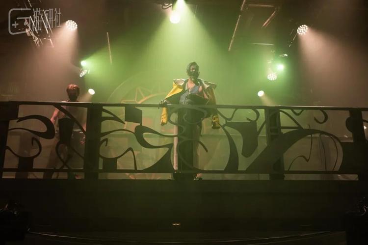 第三幕中出现的新角色也在电影里粉墨登场