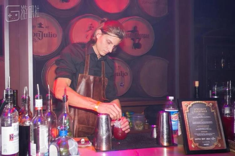 棱角分明的调酒师正在制作“爆爆”