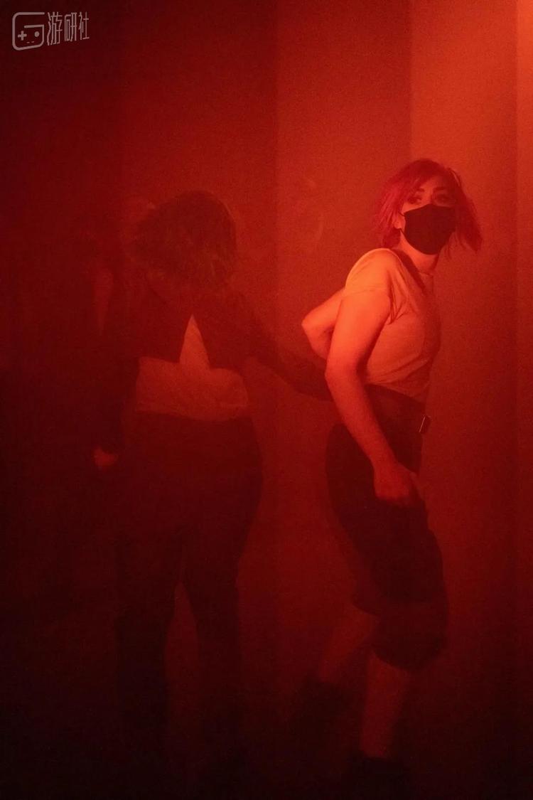 蔚牵着爆爆，不时回头看看父母倒地的方向