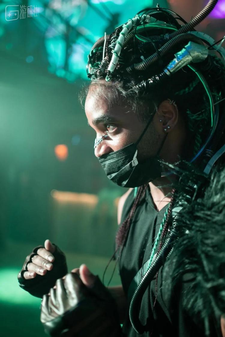 NPC向观众们耐心解释当晚的任务