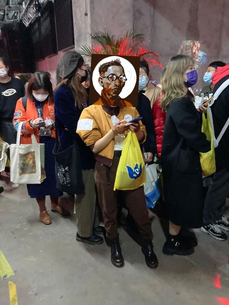 游戏里的的金·曷城是没有垃圾袋的，但这不重要