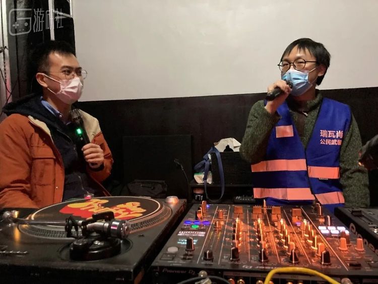 侃侃而谈，忘乎所以