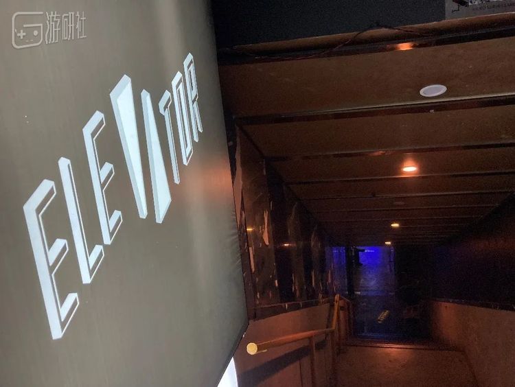 沿着长长的楼梯，就像在走进另一个世界。瑞瓦肖的世界