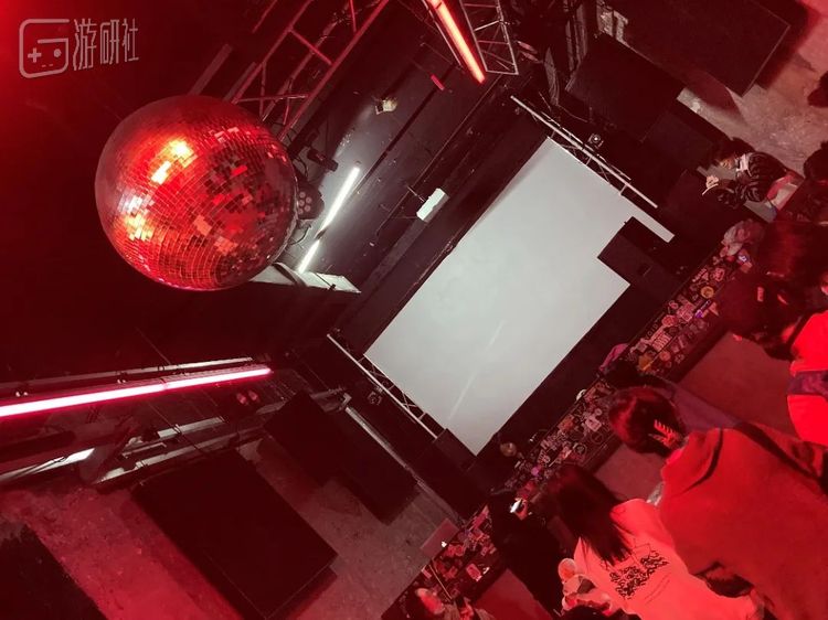 我当时想问为什么卡拉OK时没把歌词投到屏幕上