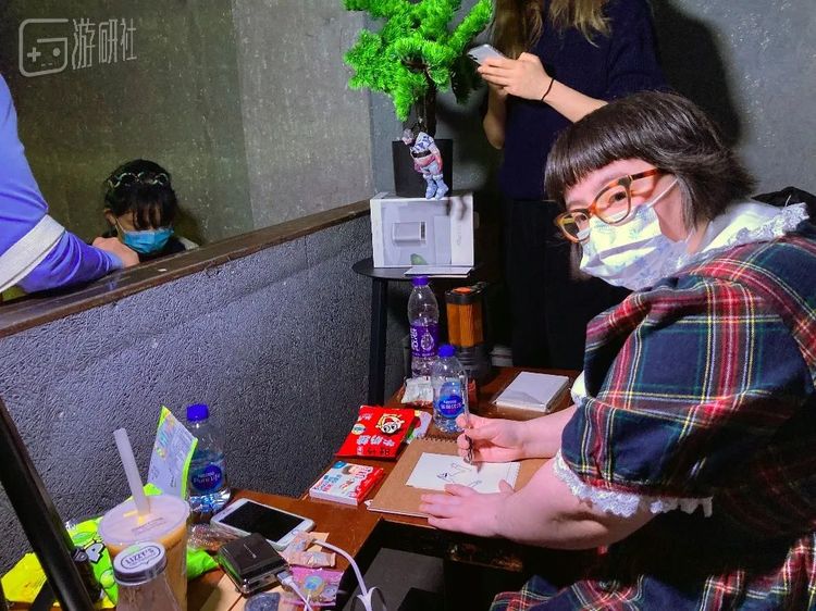 侃侃而谈，忘乎所以