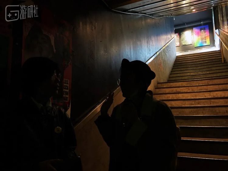 我听不明白她们在讨论什么，只知道她们十分投入