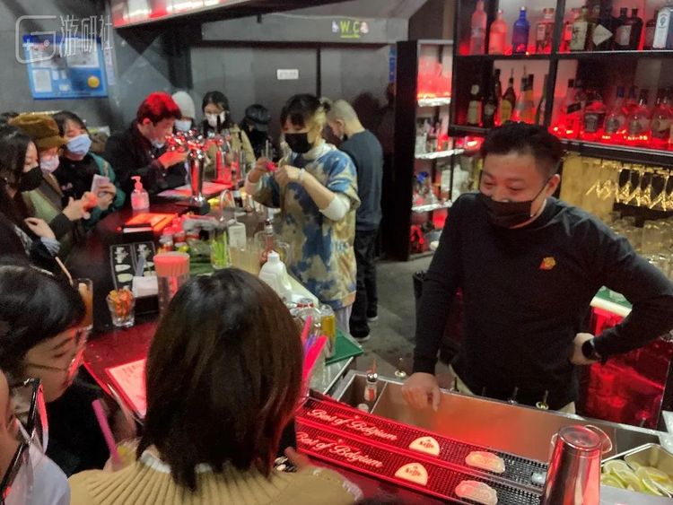 乐不可支的Elevator酒保