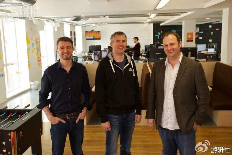 从左至右：托比·摩尔、约翰·伊尔勒和西蒙·哈德