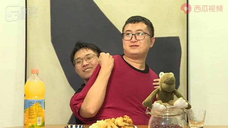 活动中的脏小豆（上）和无能君（下）