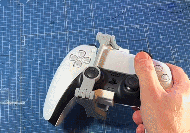 为了让操作更直观，摇杆移动方向也被调整成与手柄移动方向一致