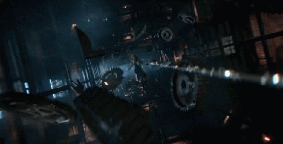 片中由艾玛·斯通饰演的格温因脊柱断裂而亡