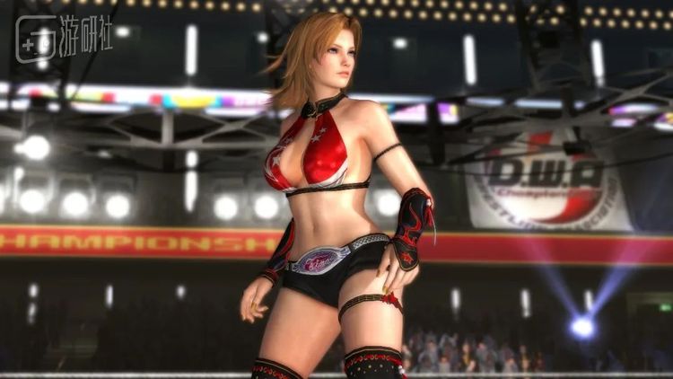 游戏中“乳摇”的幅度还会因穿着服装的不同而改变（截图出自《死或生5 LR》）