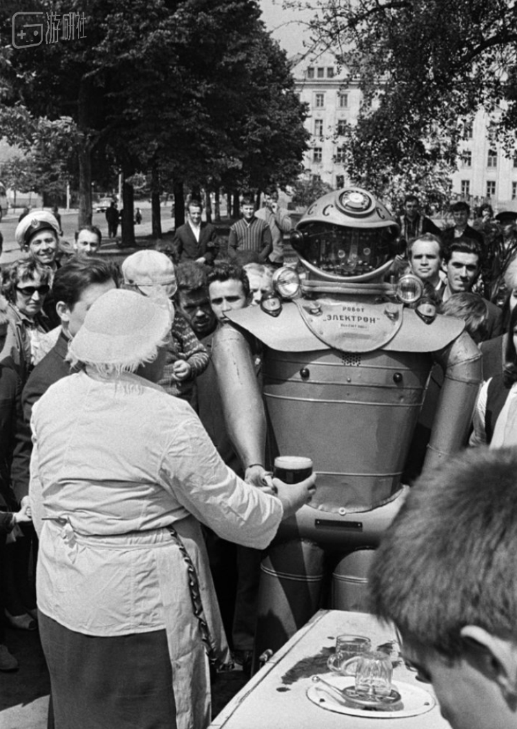 1969 年，一瓶啤酒被递给加里宁格勒街头的机器人