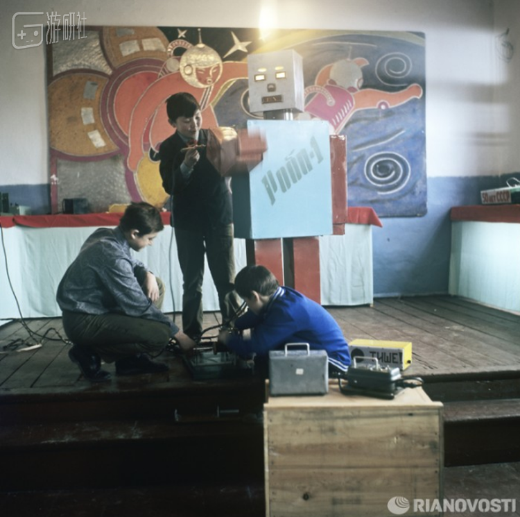 1973年孩子们在苏联儿童创造之家中检查和运行机器人