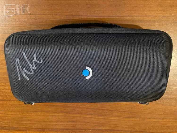 收纳包上还有G胖的签名