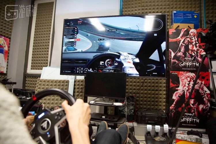 公司的小伙伴也经常会在闲暇时候用方向盘开几圈