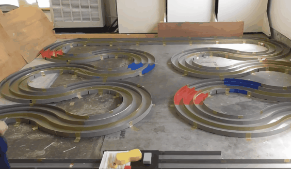 这张动图里的四驱车已经跑完了至少两圈