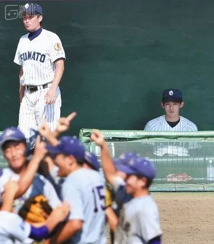 坐在台下目睹花卷东庆祝夺冠的佐佐木和起身安抚自队学生的教练国保