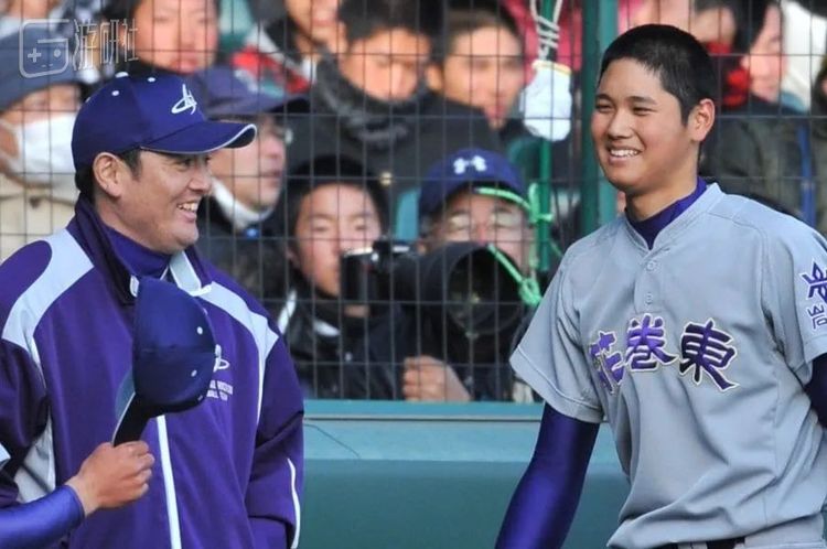 佐佐木洋教练（左）和大谷翔平。从他2002年出任花卷东队主教练后，该校在20年间8次夺得县大赛冠军，是名副其实的「最强」