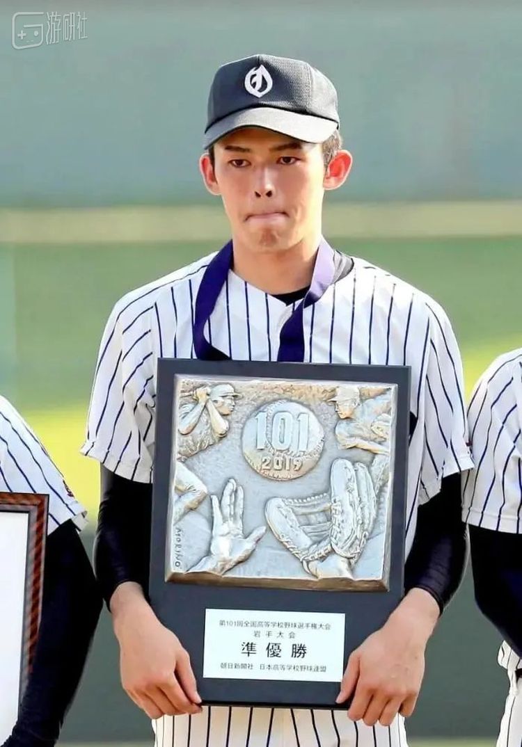 哭完抱着亚军奖牌列队的佐佐木