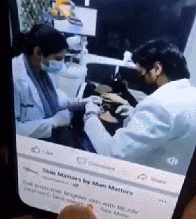 助手在比心的同时，也没有忘了手上的吸唾操作