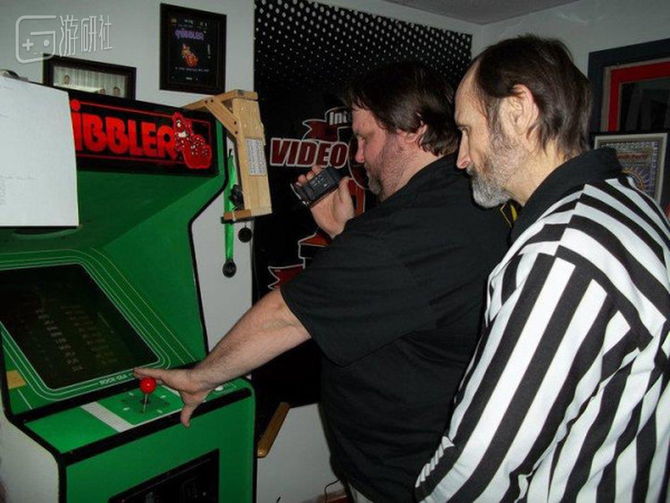 麦克维在沃尔特&middot;戴的监督下挑战贪吃蛇