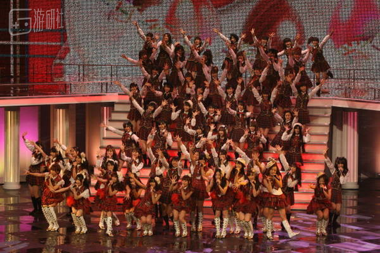 像AKB那样最终能登上红白、站上东京巨蛋一切当然可以勉强说是值得的，但如果登不上呢？